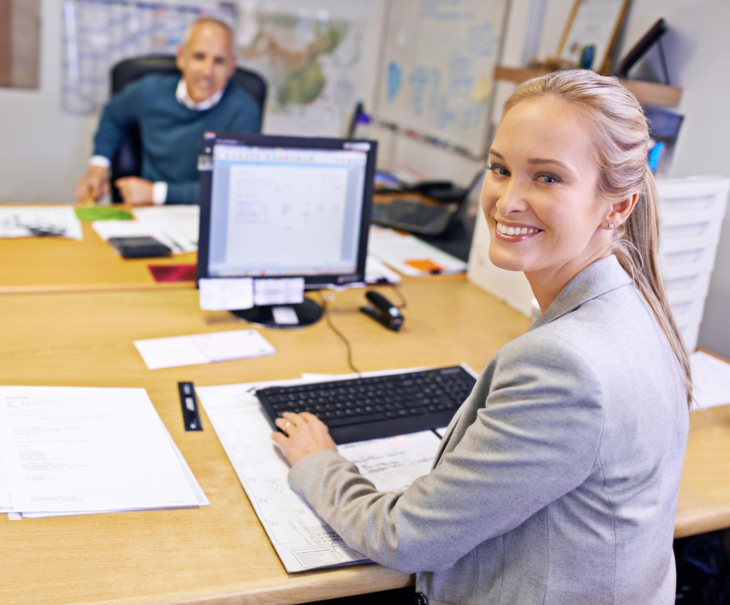 Team arbeitet gemeinsam in einem Büro